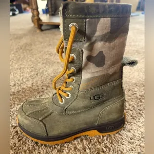 Boys UGG boots size 11 Camo Army green/tan