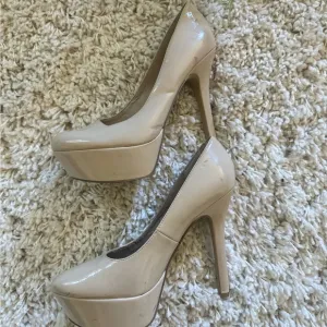 Carlos by Carlos Santana shiny tan beige closed toe elegant high heel shoes.